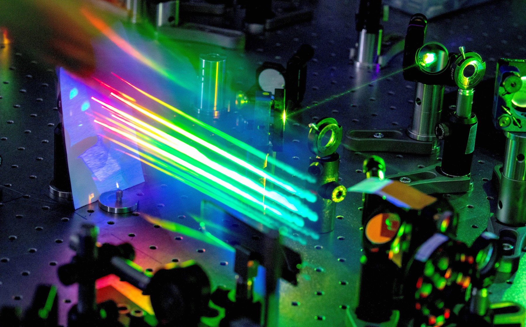 Nano-convertitori ottici ultraveloci comandati dalla luce